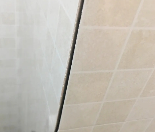 七台河市瓷砖空鼓维修公司分享阳台瓷砖脱落的修复过程可以分为以下几个步骤